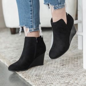 Wedge heel, approximately 2.5 inches tall, fits small, more like a 5.5